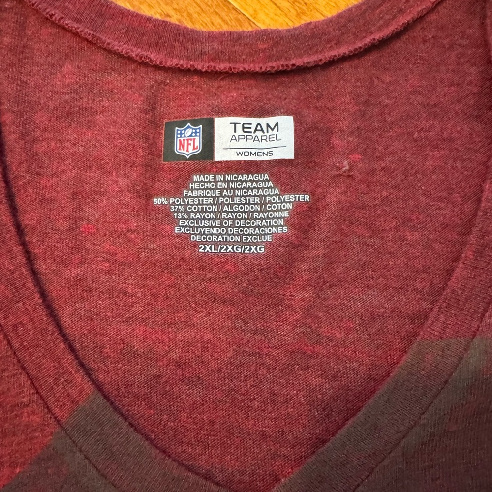 Tampa Bay Buccaneers Maroon T-Shirt Women’s NFL - Picture 3 of 4